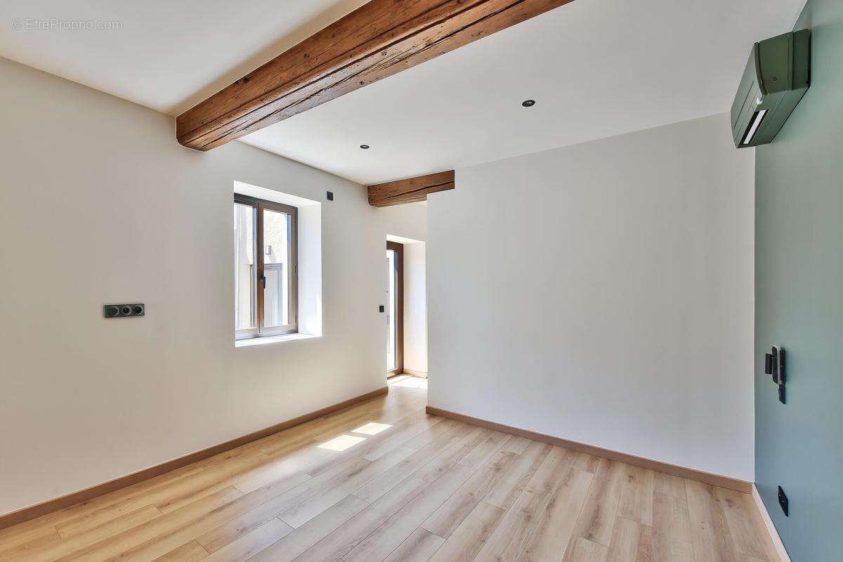 Maison à NEYRON