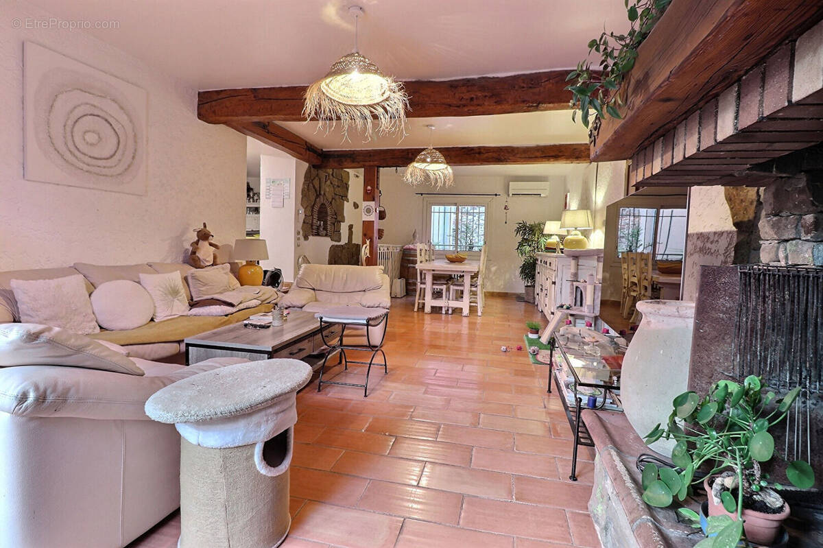 Maison à ROQUEBRUNE-SUR-ARGENS