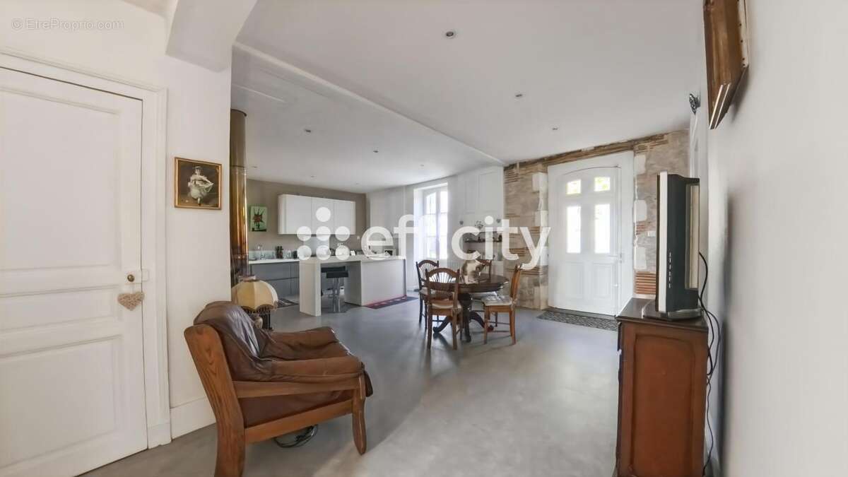 Maison à SAINT-PASTOUR