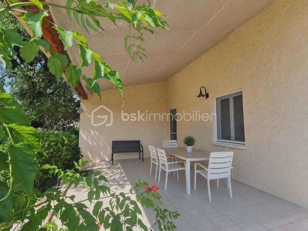 THOARD - propriété d'exception - deux villas de plain-pied (235m²) - terrain 5 264m² - piscine - garage - photo 10
