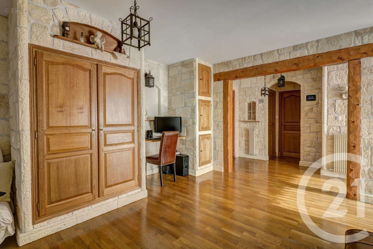 Appartement à SAINT-LAURENT-DU-VAR