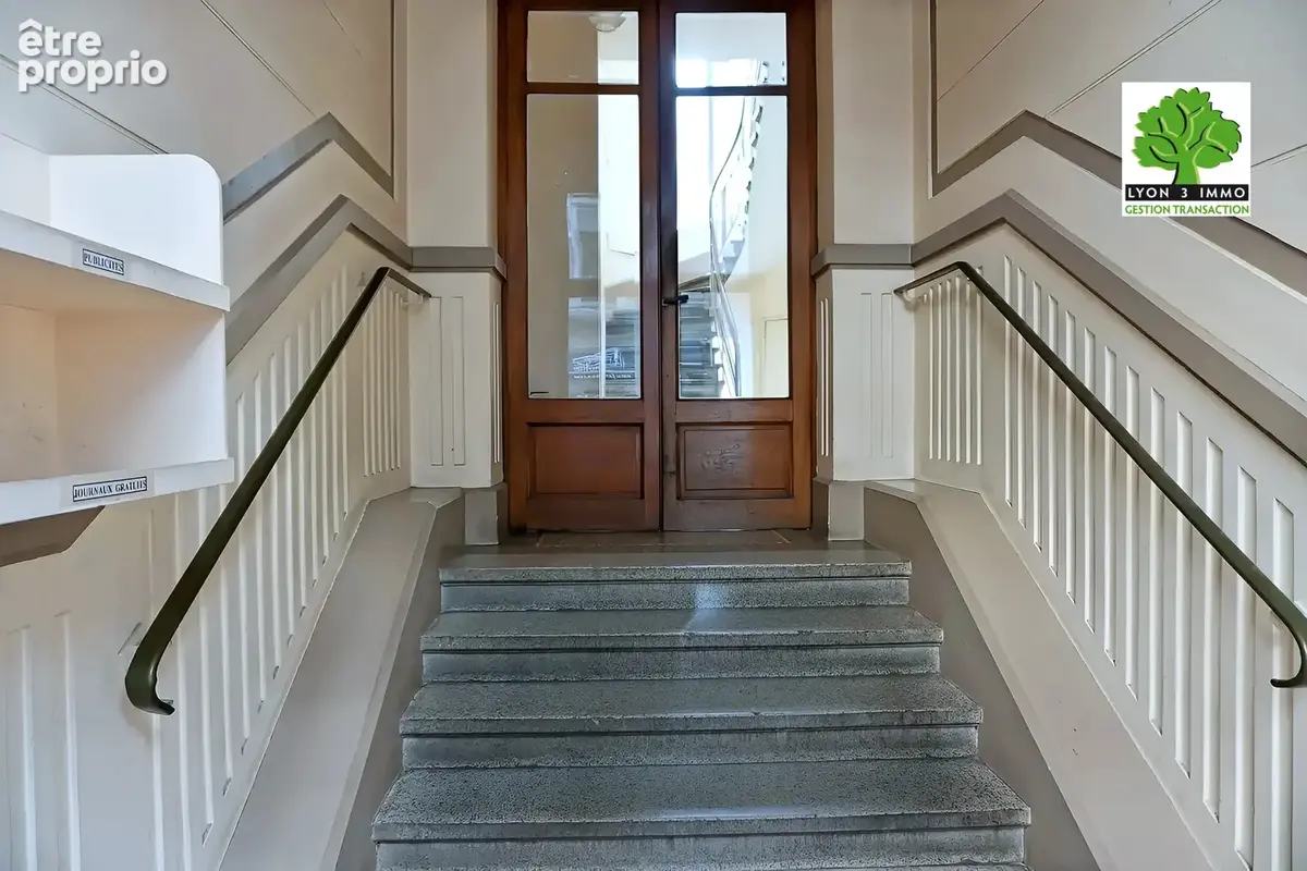 Viel Annecy, rue des Glieres, T1 dans bel immeuble art déco proximité gare. - photo 9