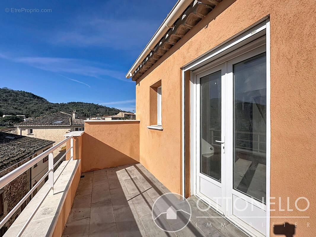 Appartement à ROQUEBRUNE-SUR-ARGENS