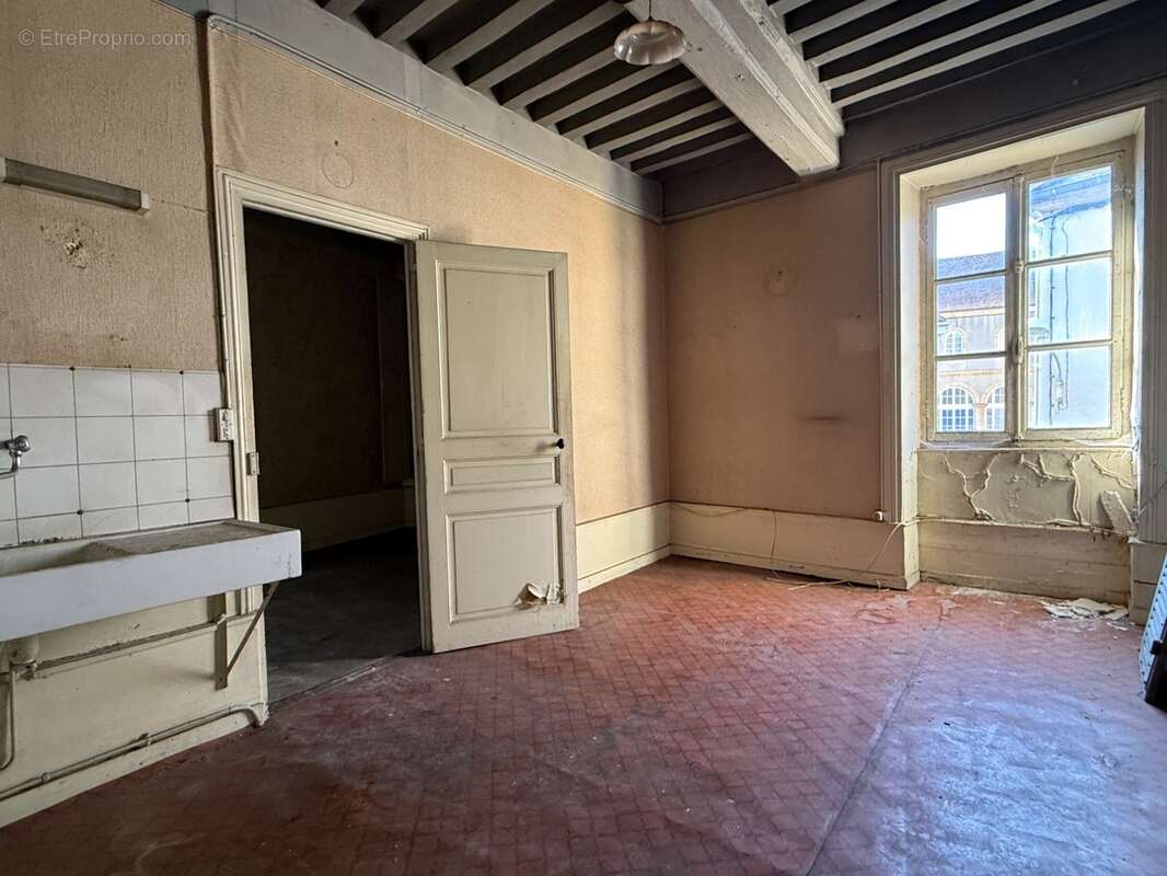 Exclusivité à vendre un immeuble à CHAROLLES (71) - photo 10