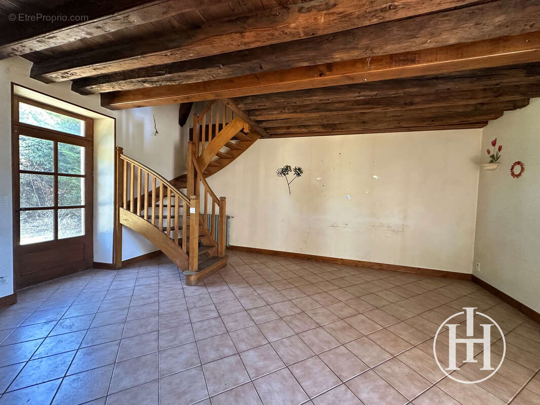 EXCLUSIVITÉ : Maison de village en pierre   Beau potentiel à 10 minutes des commodités - - photo 2