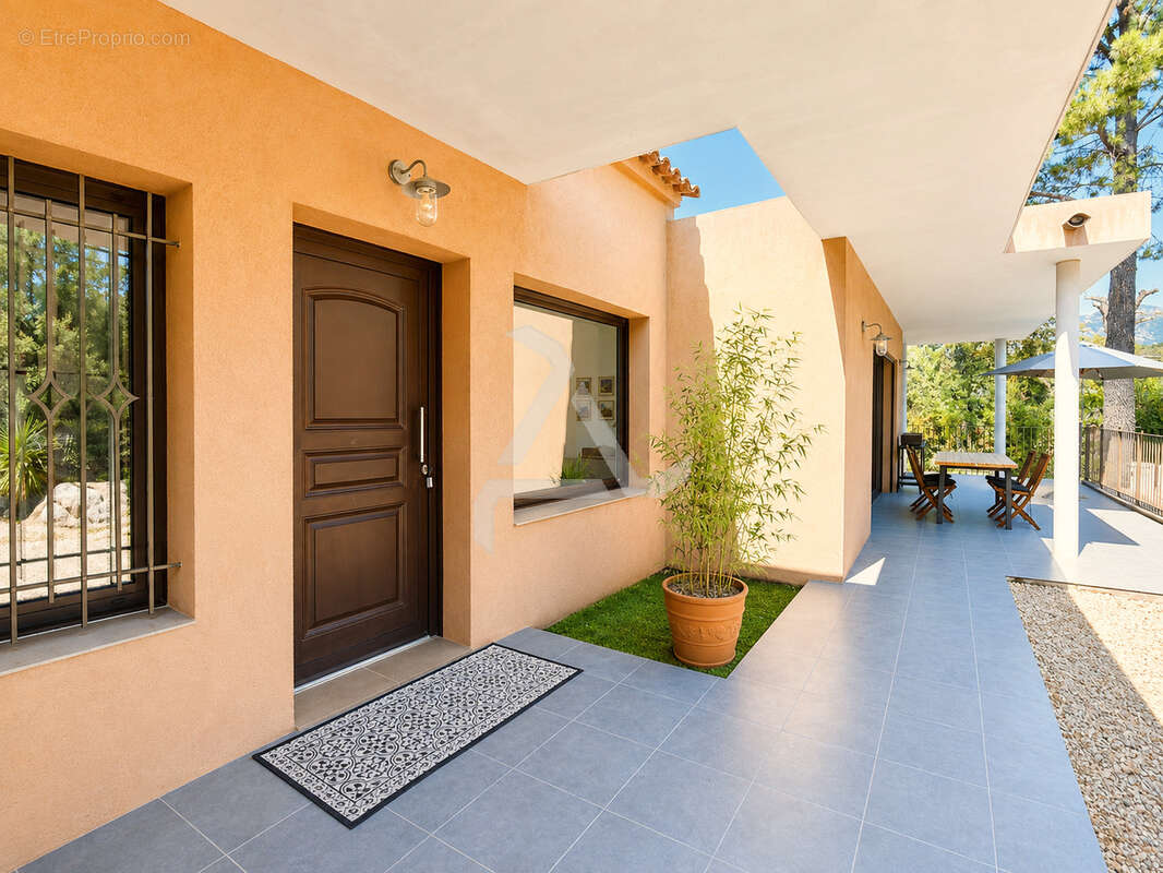 Villa de 115m2 de type 4  avec piscine au coeur du village de ste lucie de porto-vecchio et à proximité des pl - photo 10