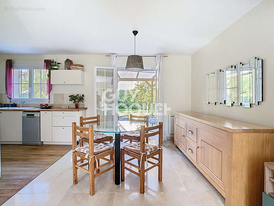 Maison à PEROY-LES-GOMBRIES