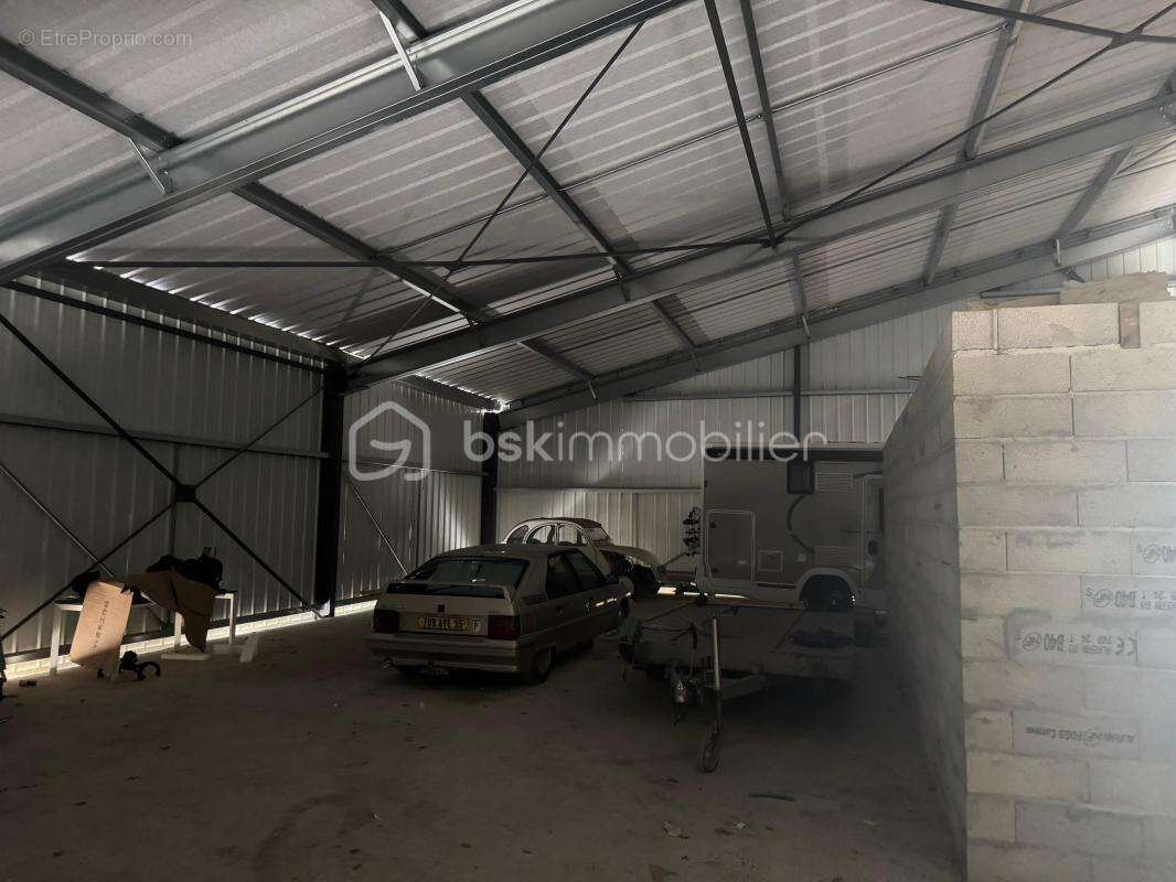 Ensemble immobilier composé de trois bâtiments commerciaux indépendants - photo 6