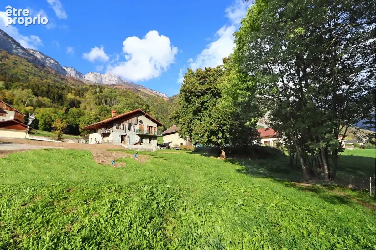 Proche Thones, terrain viabilisé - photo 2