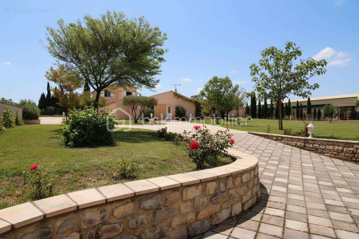 Votre oasis de tranquillité : villa 5 chambres avec piscine et cuisine d'été sur plus de 2 500 m² - photo 9