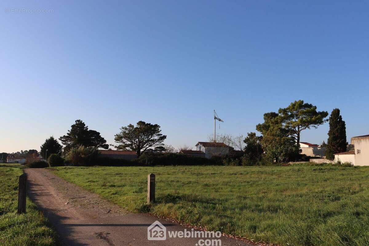 A proximité du centre bourg. - Terrain à SAINT-VINCENT-SUR-JARD