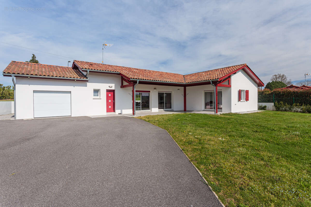 Maison à BEHASQUE-LAPISTE
