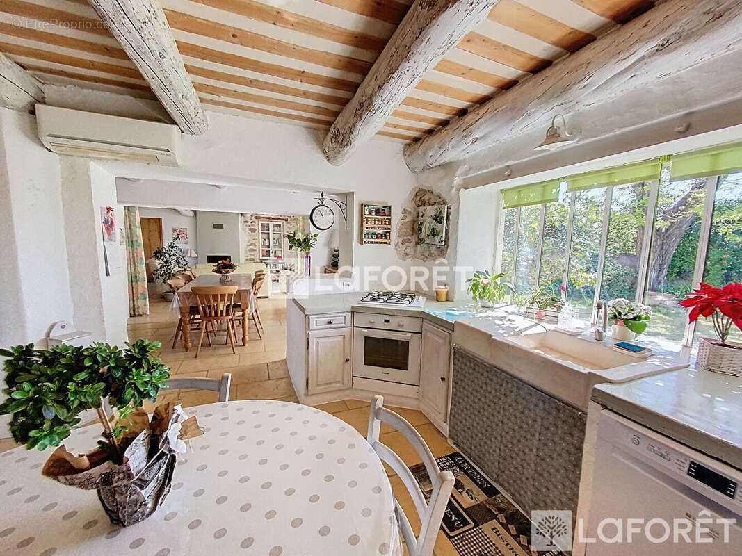 MAGIQUE - Mas provençal, 224m² + dépendances, jardin, piscine - photo 4