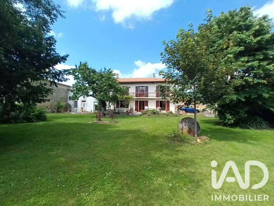 Maison 182 m² à Lusseray  - photo 2