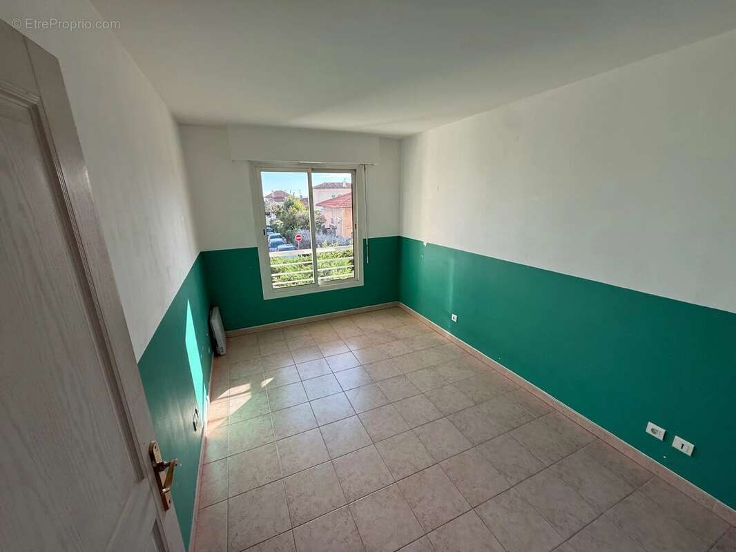 Appartement à SAINT-LAURENT-DU-VAR
