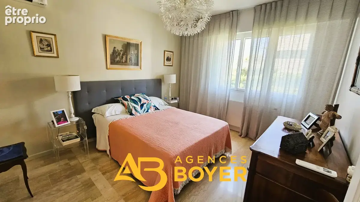 Appartement T4/5 Au coeur du village de BANDOL dans résidence sécurisée avec ascenseur. - photo 8