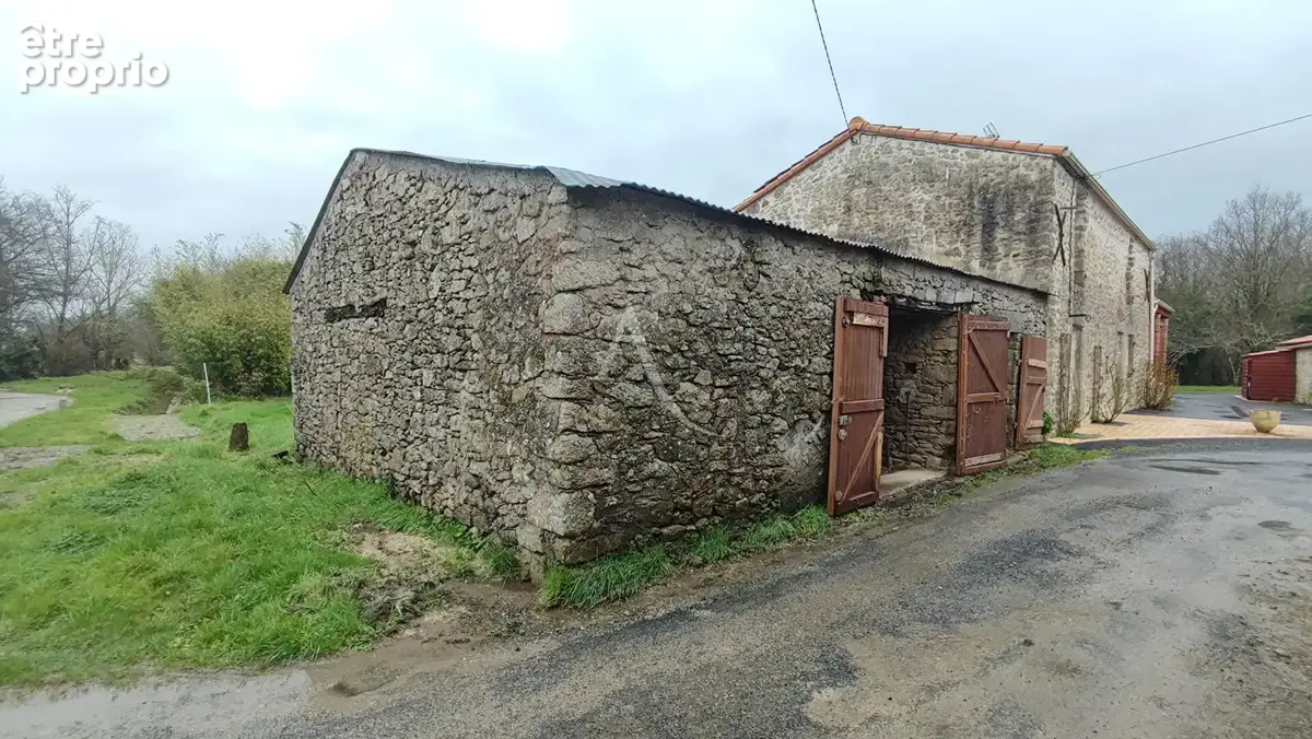 Bâtisse en pierre à usage de garage ou stockage La Genetouze 57 m2 - photo 2