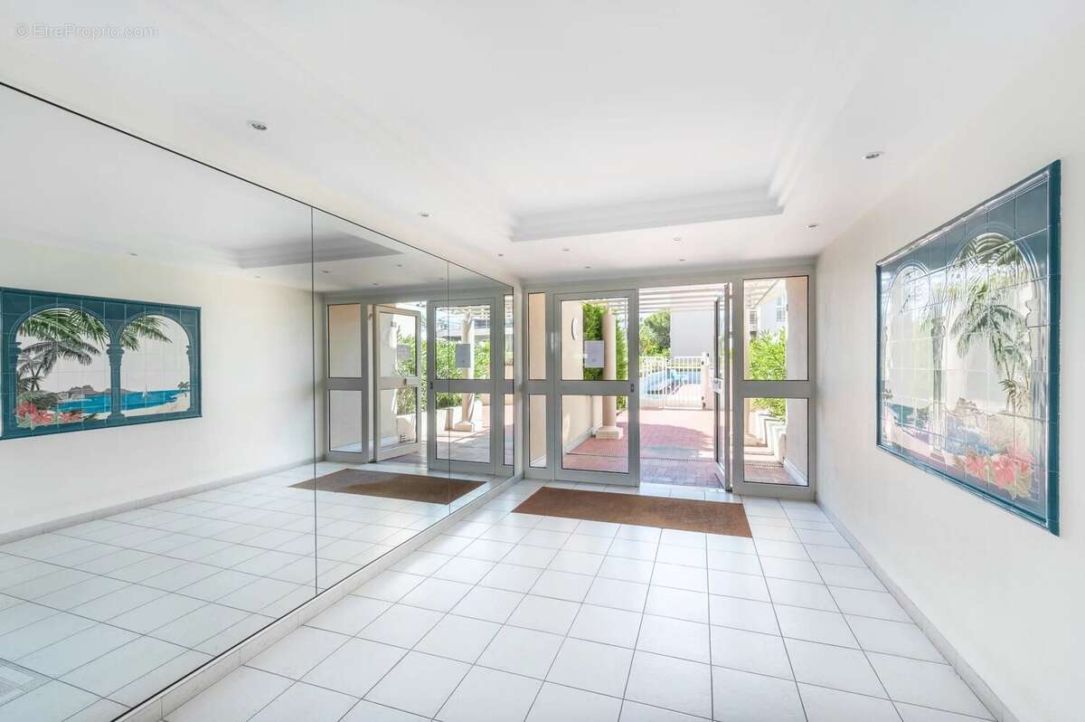VENDU - Exclusivité  - JUAN-LES-PINS - Magnifique 3P avec terrasse de 40m² - piscine - parking en sous sol - à 150 m des plages - photo 20