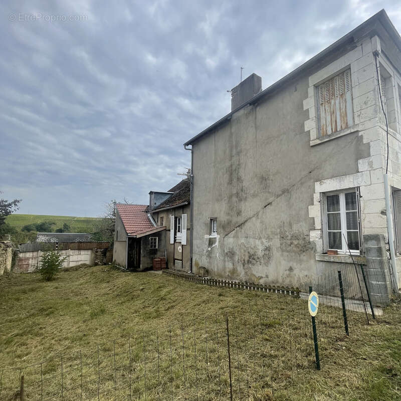 Sury-en-Vaux, située proche des commerces dans un - photo 2