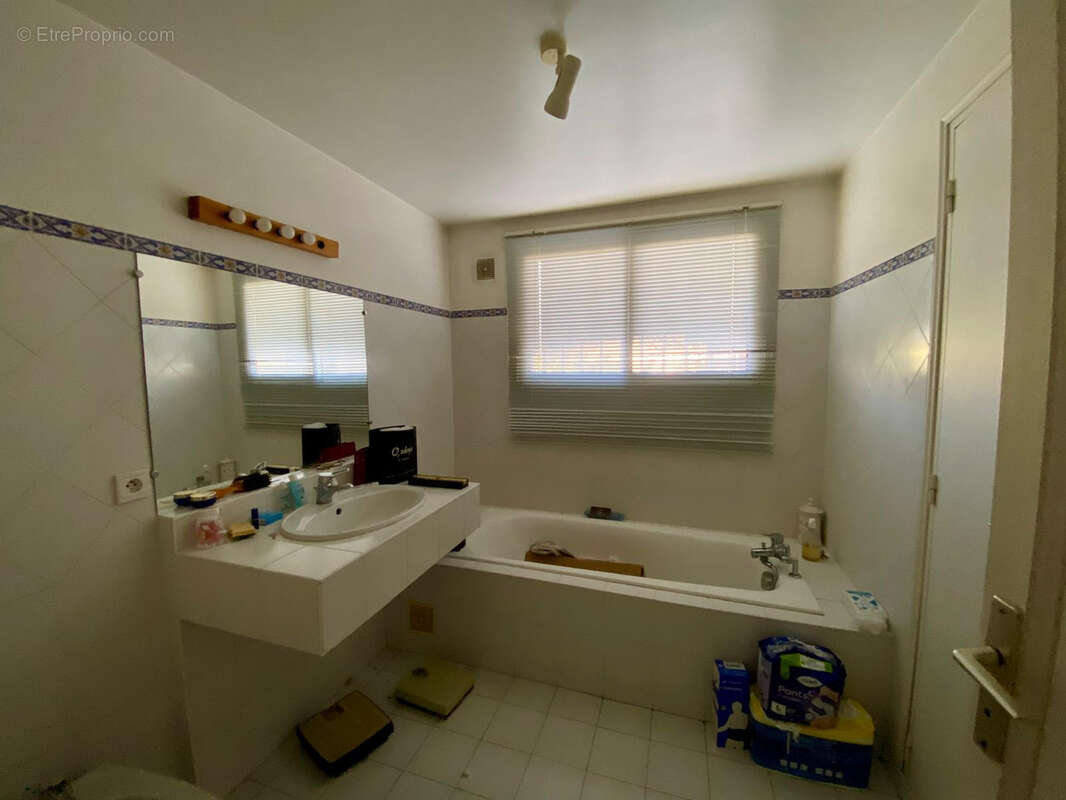 Maison à SAINT-CLEMENT-DE-RIVIERE