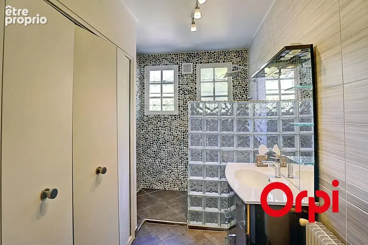 Maison familiale de 195m2 à Cailloux-sur-Fontaines - photo 7