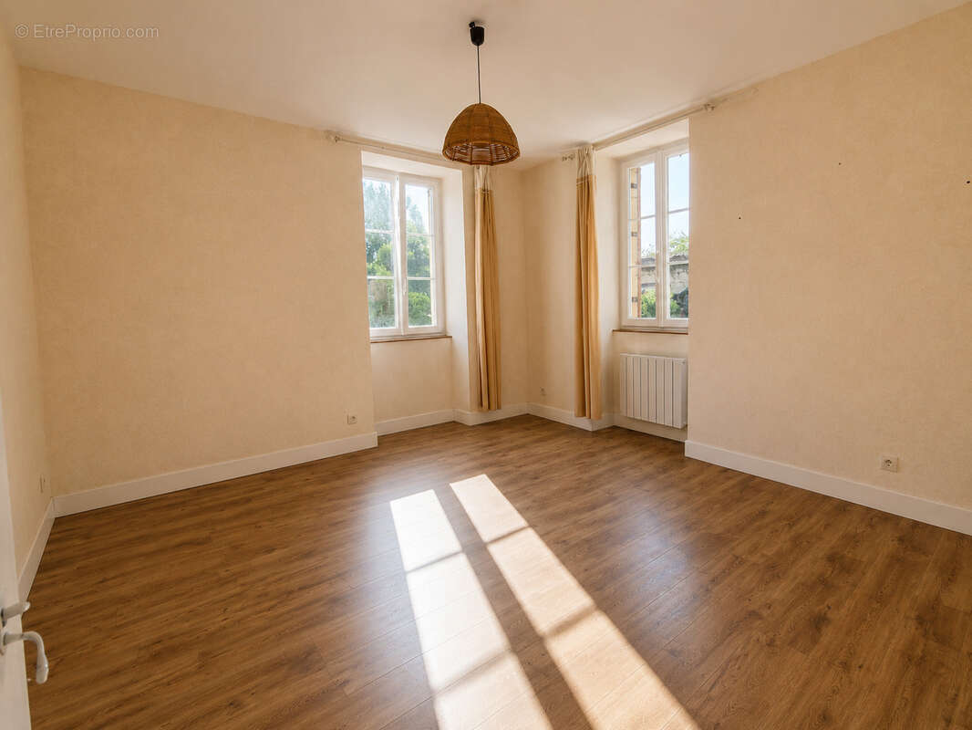 Maison en pierre avec dépendances, caves et grand terrain - photo 6