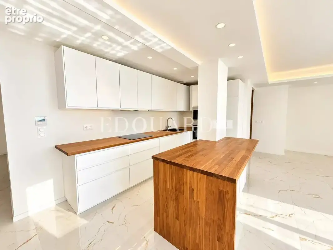Somptueux quatre pièces à vendre avec belle vue sur la ville et la mer, en plein centre de Roquebrune Cap Martin - photo 12