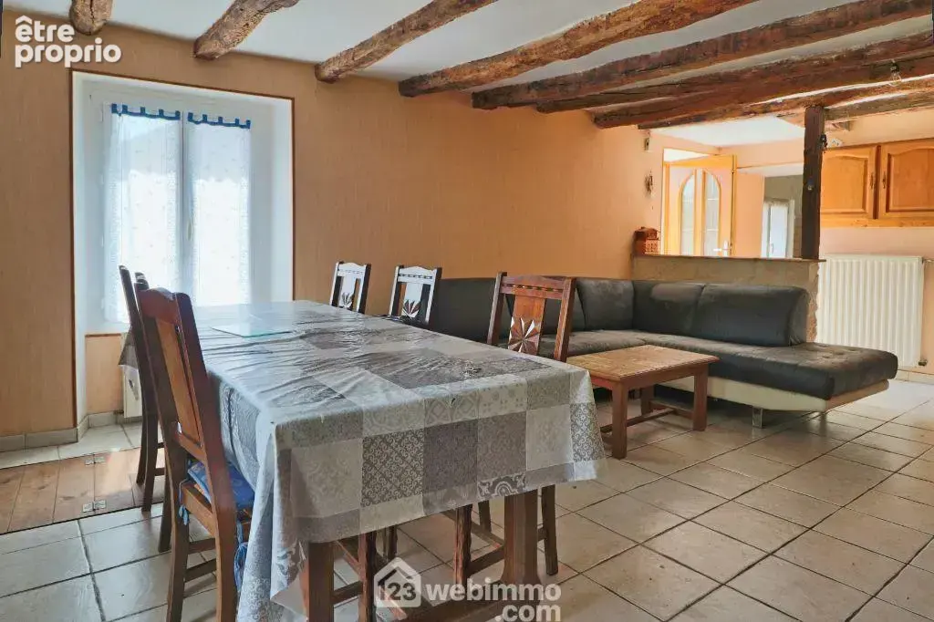 L'entrée ouvre sur le séjour,