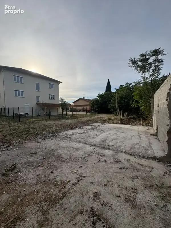 Terrain 300 m² a batir libre constructeur pc accepte - photo 3