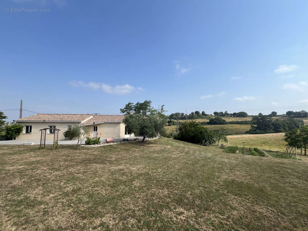 Maison la reole t6 145m2 + studio de 60m2 terrain de 2360m2 - photo 3