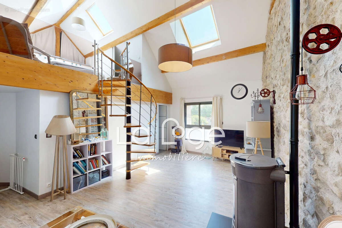 Maison 105 m² à Saint-Laurent-Du-Cros  - photo 9