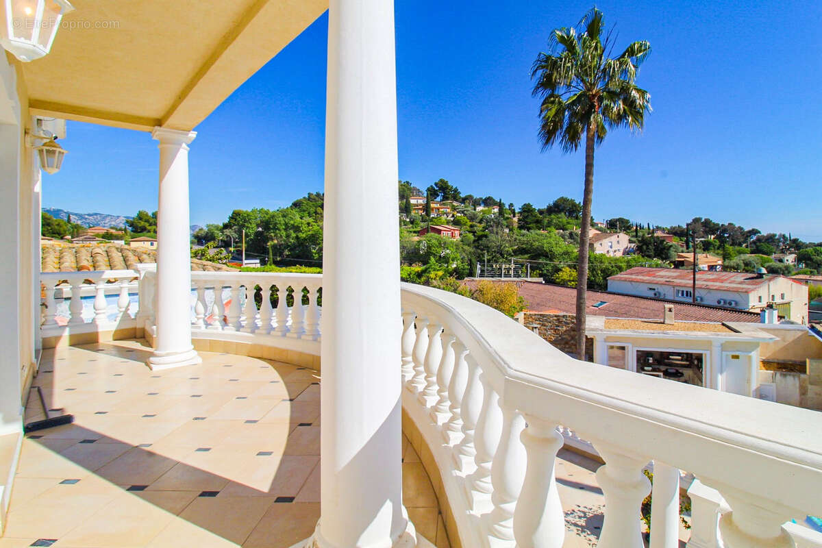 Villa de prestige aux prestations exceptionnelles   250 m2 habitables sur 2 750 m2 de terrain - photo 3