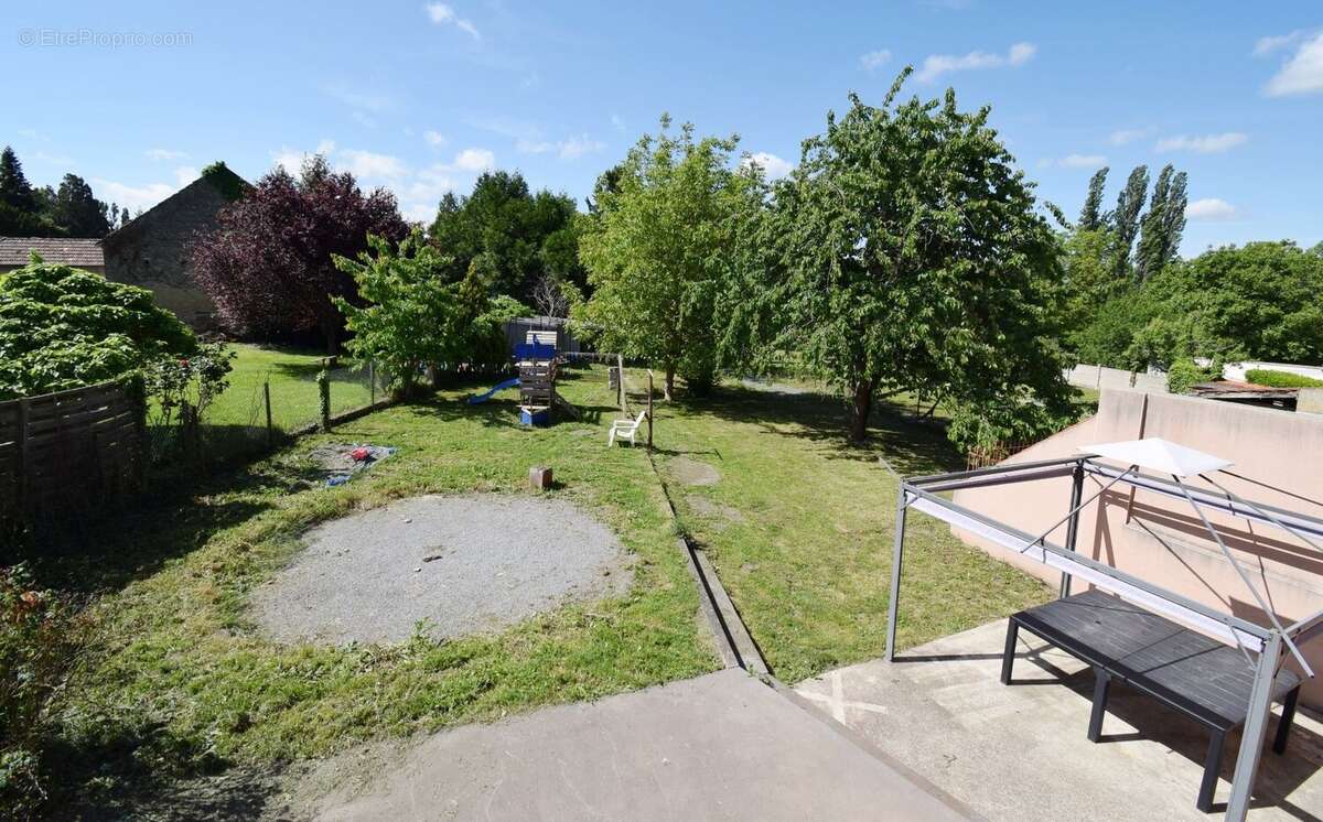 Maison à CREUZIER-LE-VIEUX