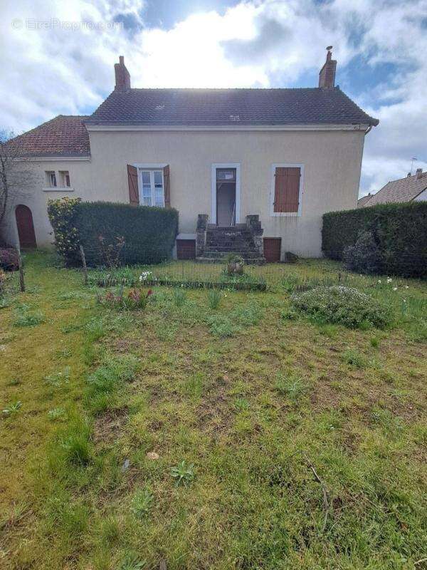 Maison de bourg sur 1000 m2 de terrain avec double garage indépendant - photo 2