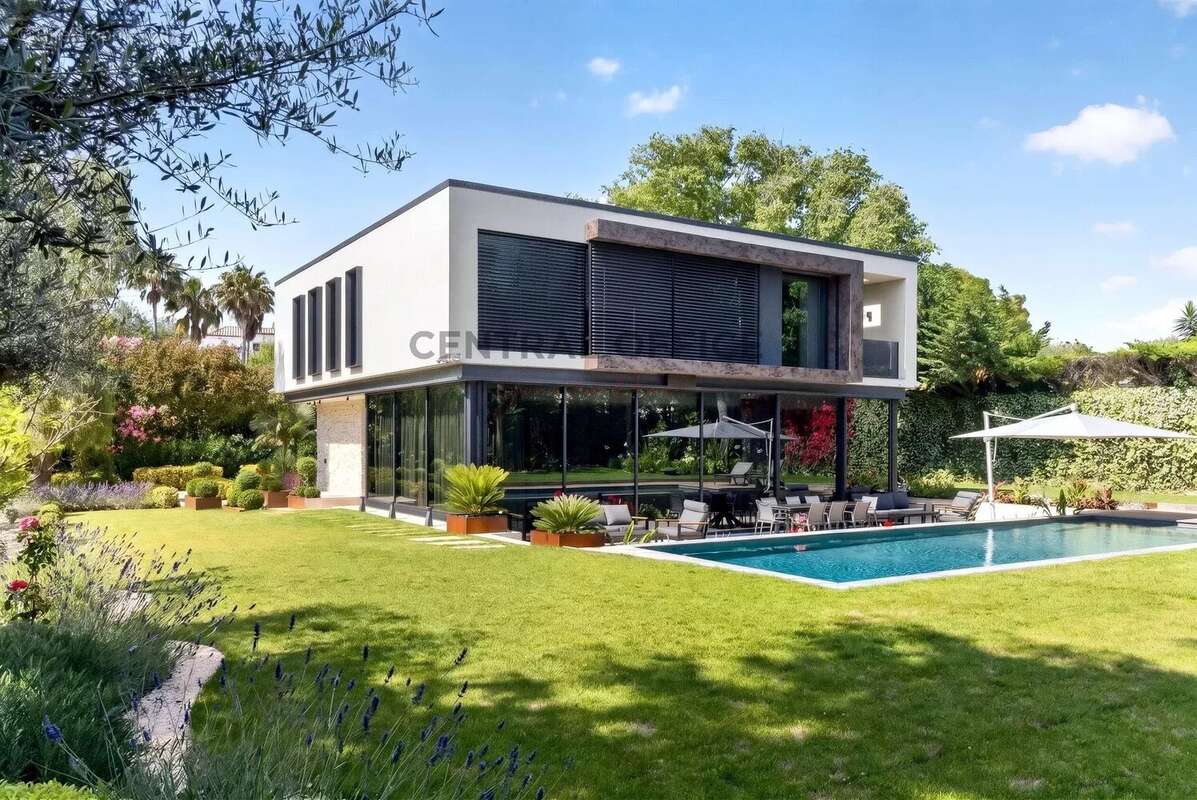 CAP D'ANTIBES- versant Ouest, villa contemporaine neuve d’exception dans un domaine privé - photo 4