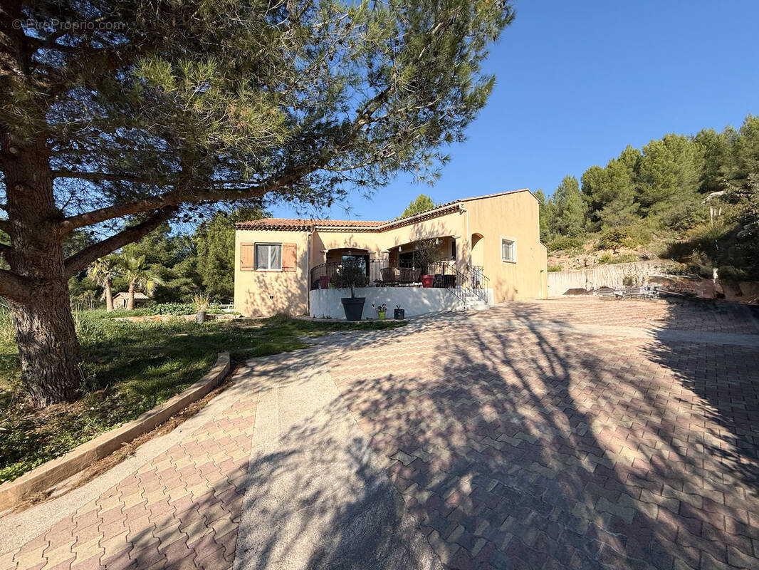 Maison à SAINT-MITRE-LES-REMPARTS