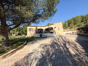 Maison à SAINT-MITRE-LES-REMPARTS