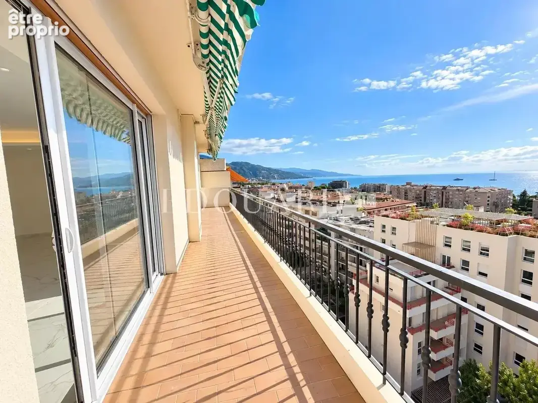 Somptueux quatre pièces à vendre avec belle vue sur la ville et la mer, en plein centre de Roquebrune Cap Martin - photo 5