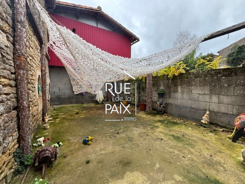 Maison à CHAMPDENIERS-SAINT-DENIS