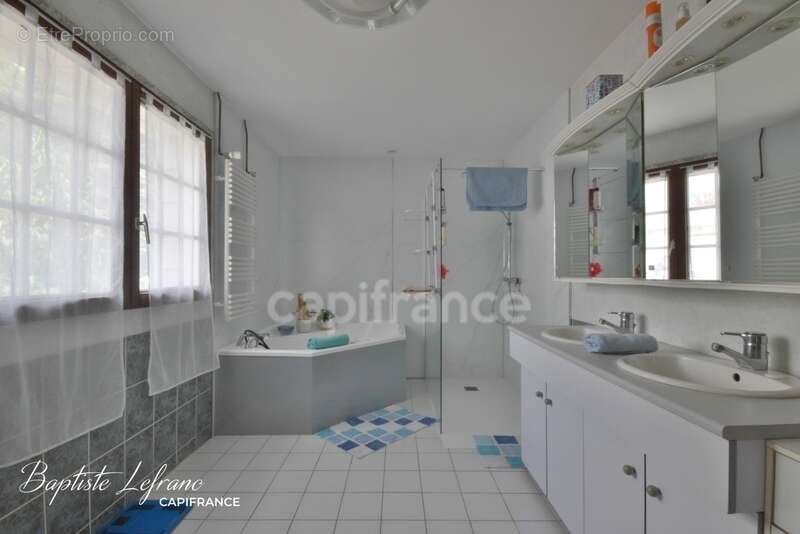 Maison familiale 8 pièces à JARZÉ - 170 m² - Terrain 4330 m² - photo 6