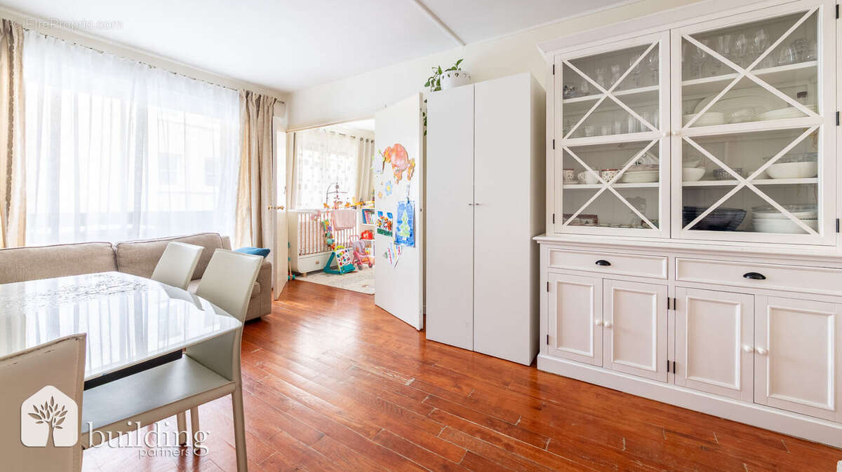 Appartement à PARIS-16E