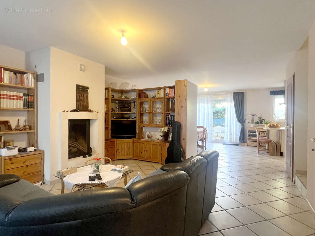 Maison à COLLONGES-SOUS-SALEVE