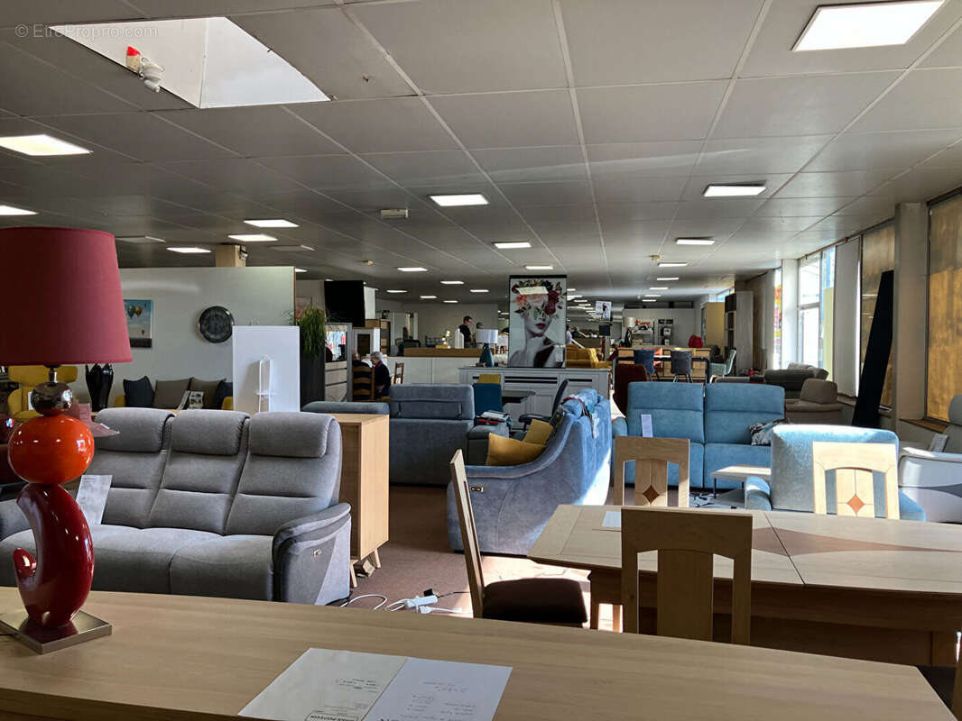 Commerce à FONTAINE-LE-COMTE