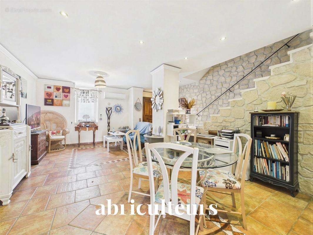 Maison de ville en pierre de 100 m² avec jardin et piscine en vente à Cavaillon (84300) - photo 4