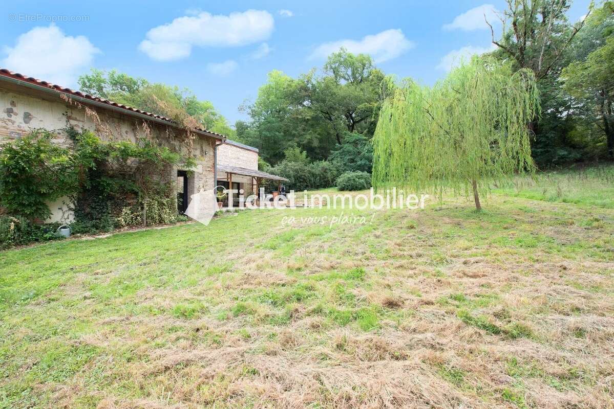 Maison à MONTAIGUT-SUR-SAVE