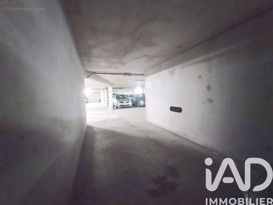 Photo 2 - Parking à COURBEVOIE