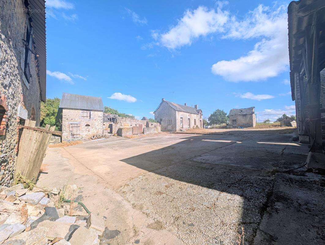 Ensemble de bâtiments anciens à rénover ? Projet de vie ou d'investissement sur 4200 m² - photo 12