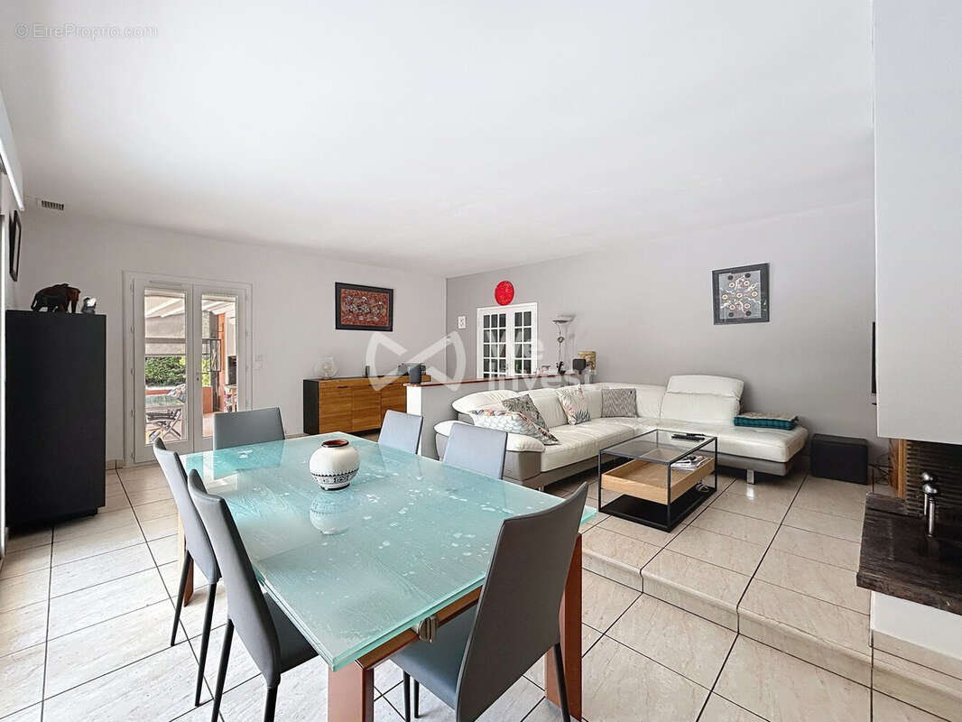 Maison à SAINT-CLEMENT-DE-RIVIERE