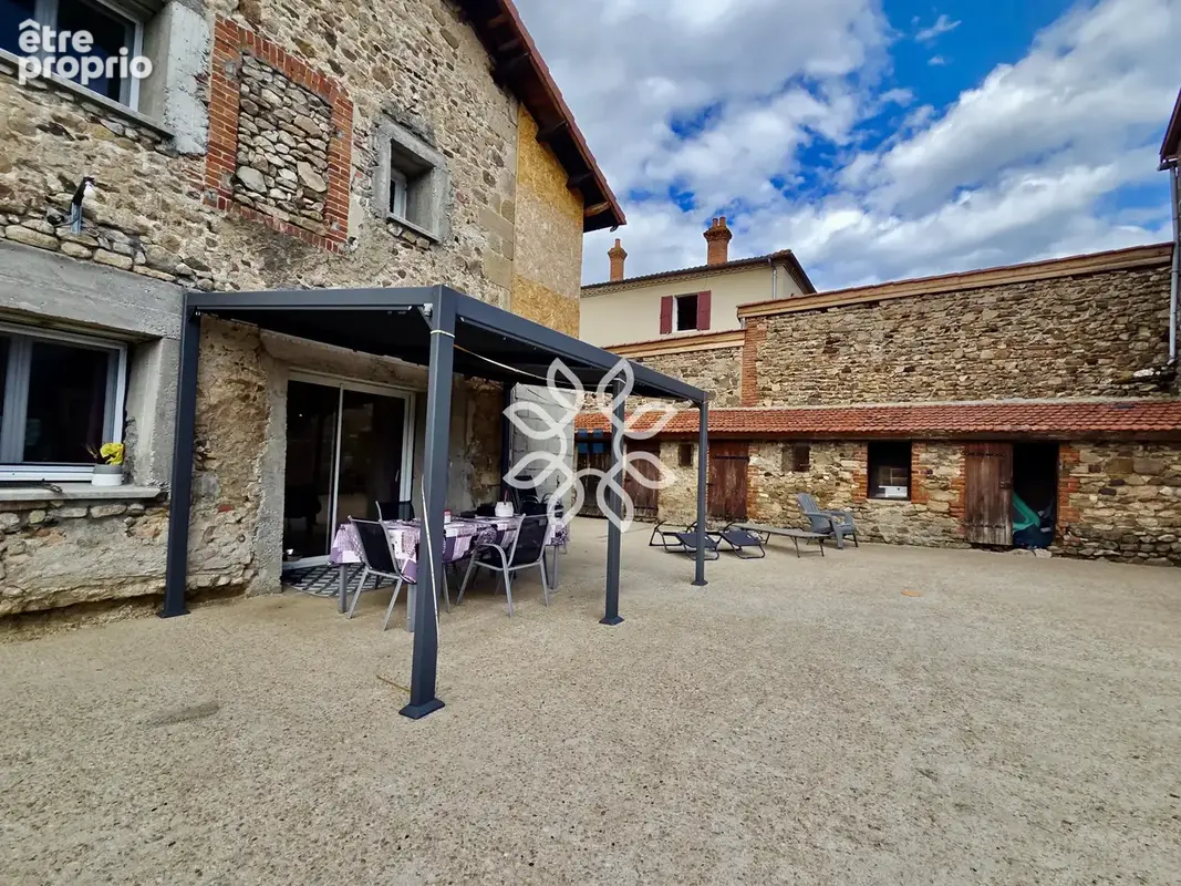 Maison de caractère entièrement restaurée avec dépendance - photo 2