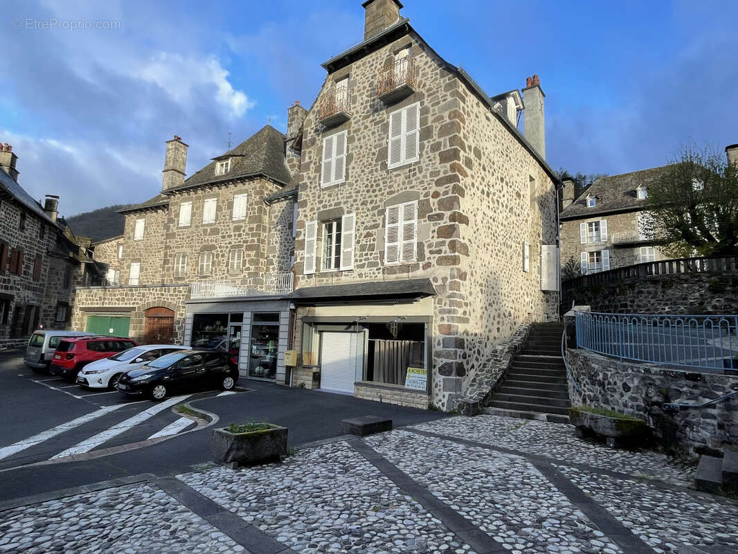 Commerce à VIC-SUR-CERE